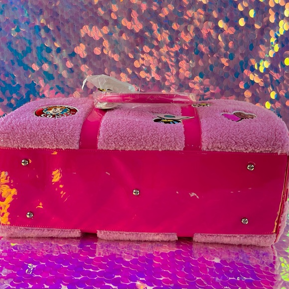 Everything’s Archie Fuzzy Bubble Gum pink Weekender - Picture 4 of 8